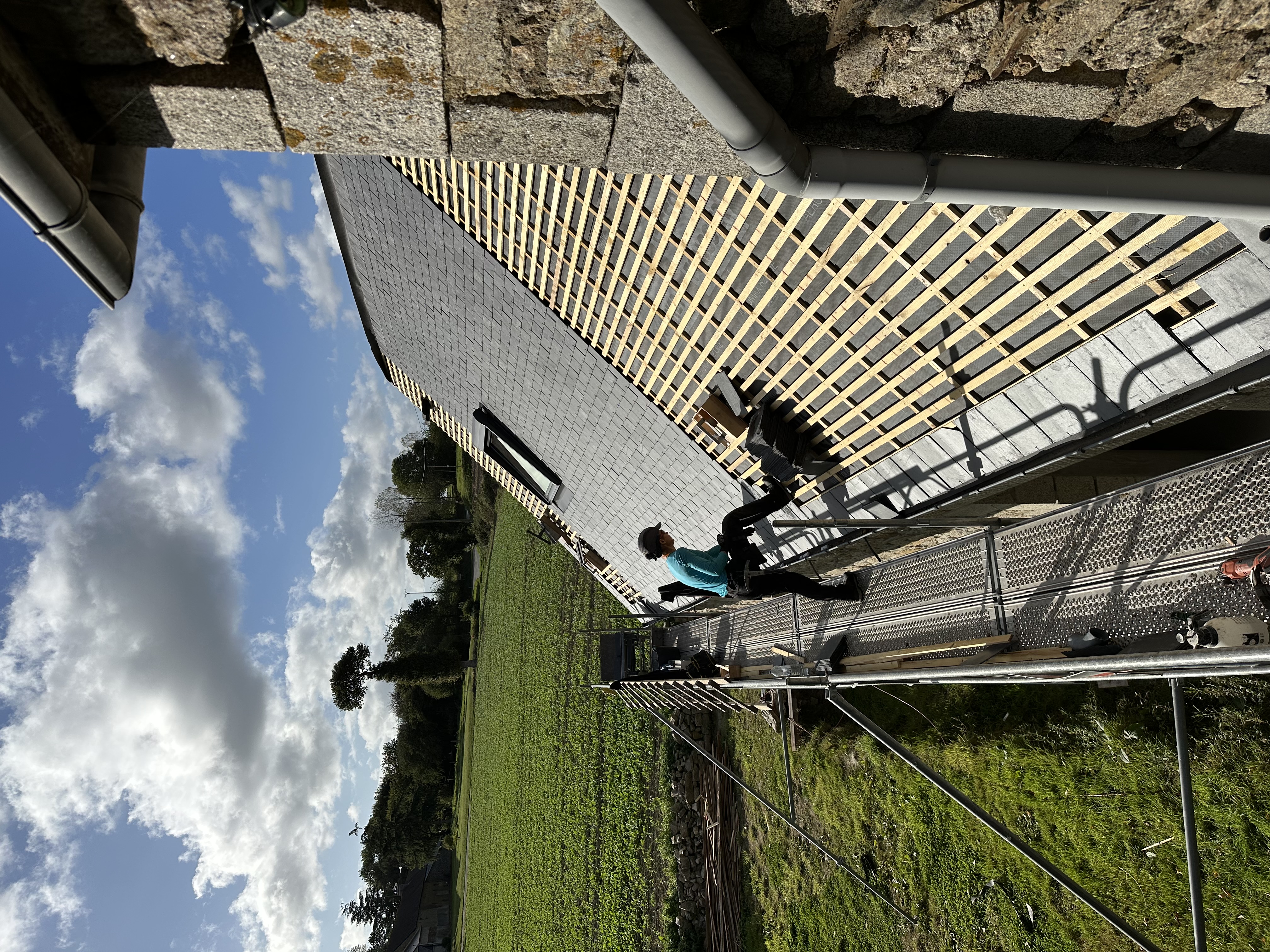 <h2>Une entreprise au service de votre toiture</h2> – image 1
